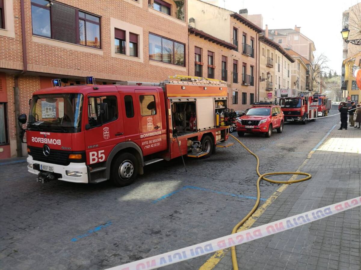 Desalojan dos edificios por el incendio de varios vehículos en una garaje de San Millán