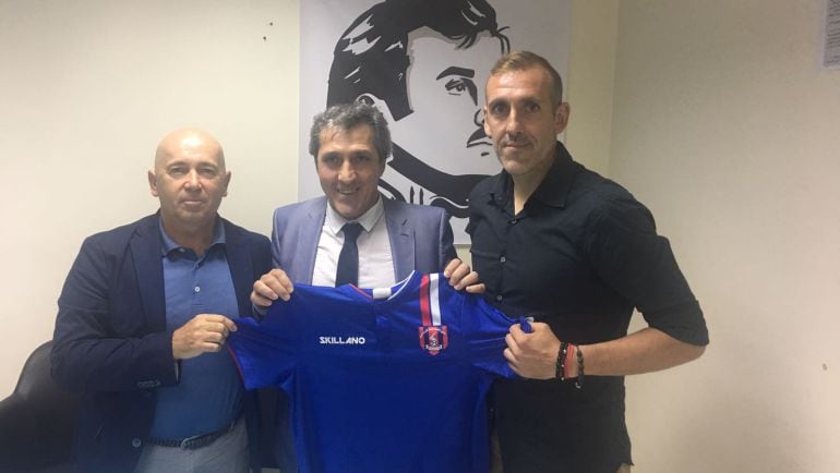 Pepe Murcia posa con la camiseta de su nuevo club