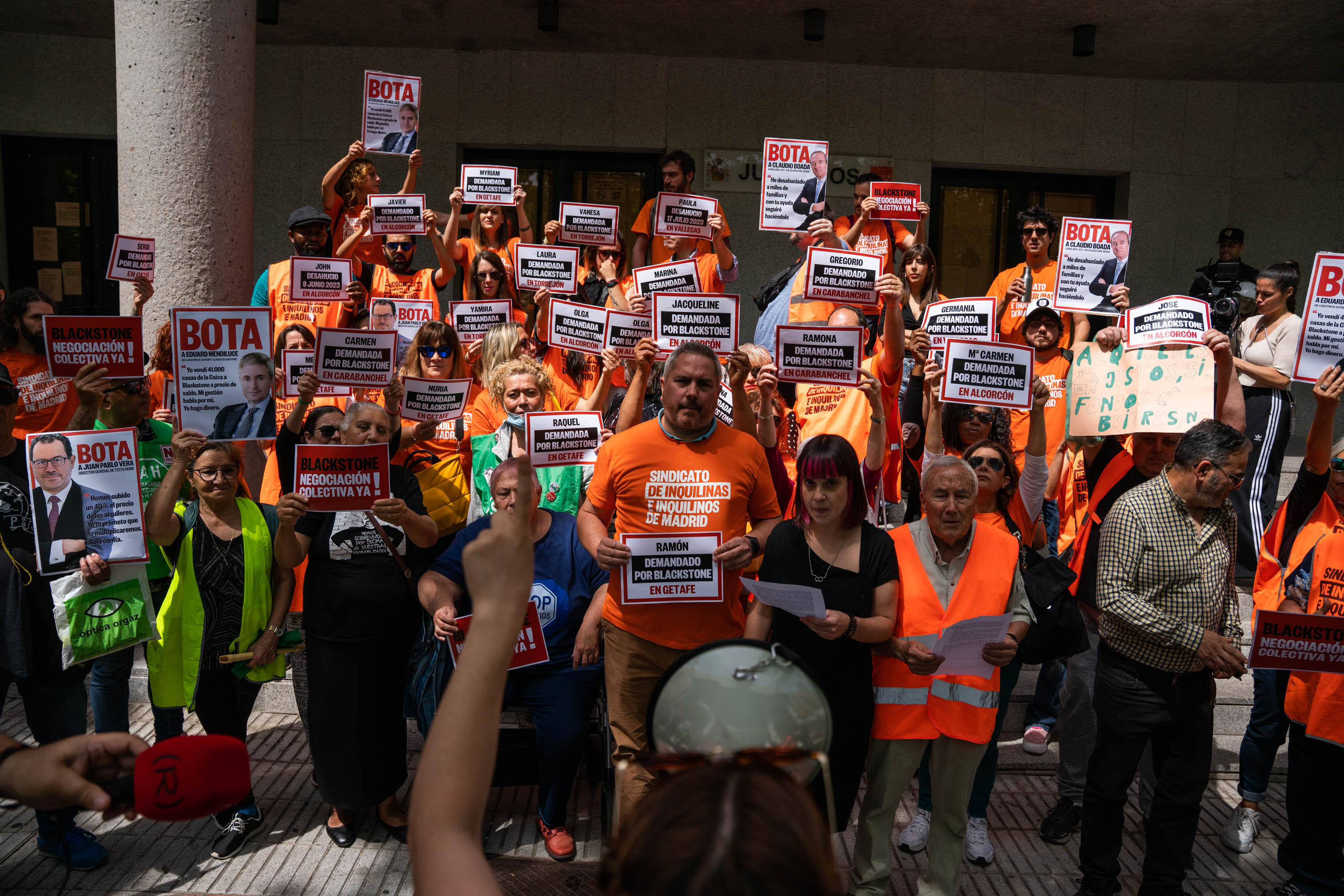 Vecinos y miembros de la PAH y del Sindicato de Inquilinas se concentran ante los juzgados de Alcorcón para respaldar a los vecinos afectados por las demandas de Blackstone, al negarse a pagar las subidas abusivas de alquiler que el fondo les ha impuesto