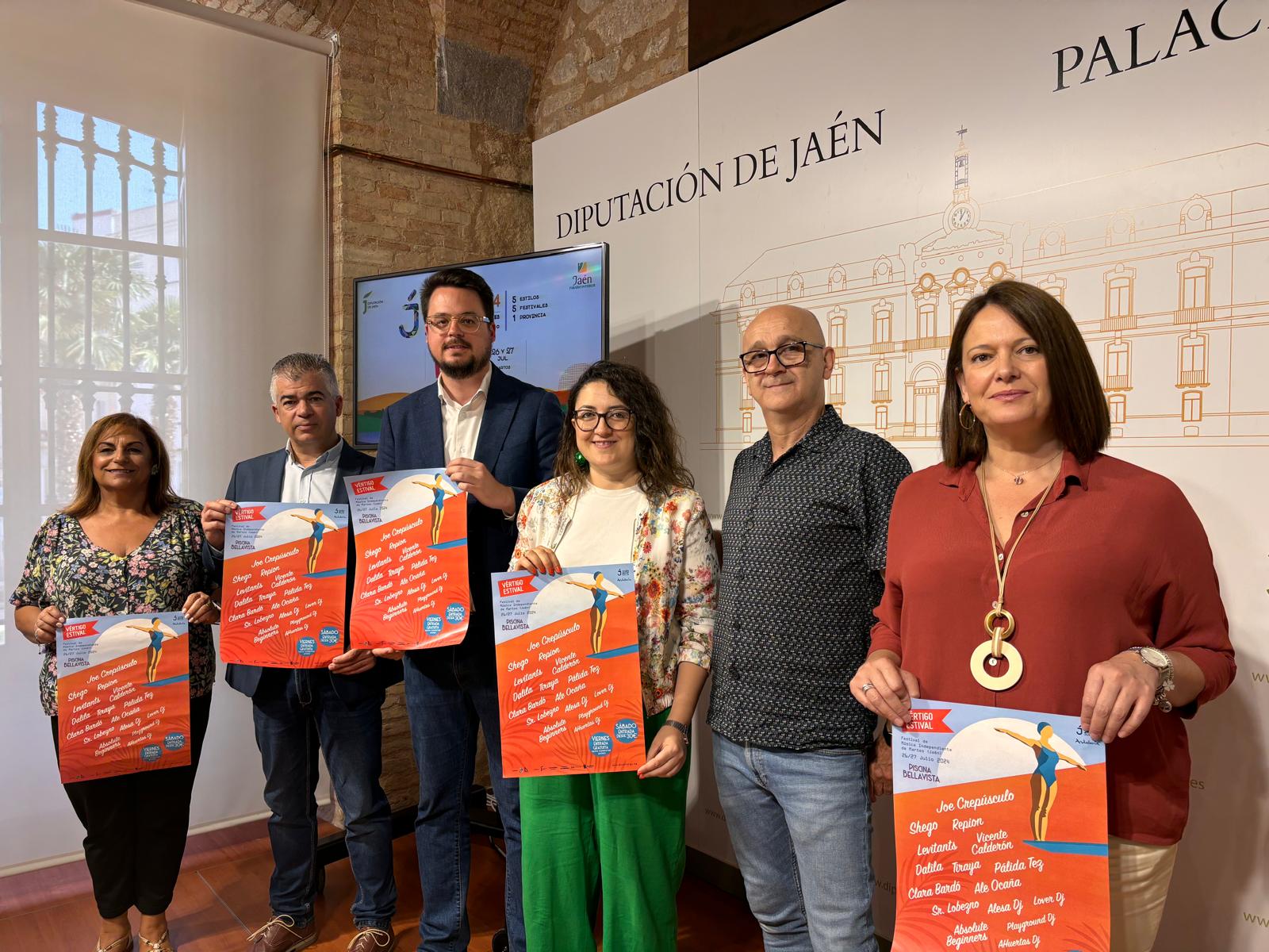 Autoridades y el director del festival, José Molina, con los carteles del Vértigo Estival.