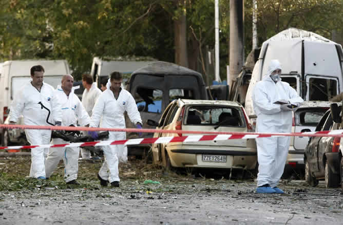 Una mujer resulta herida tras explotar un coche bomba en las inmediaciones de la Bolsa de Atenas.- Otro explosivo estalla en el puerto de Salónica