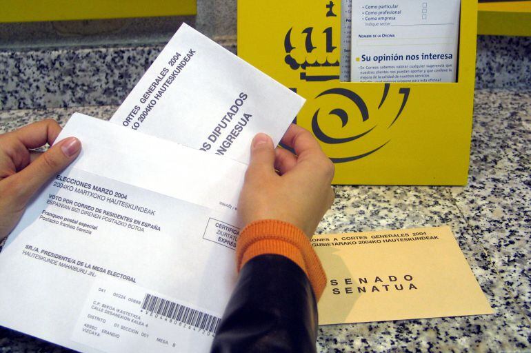 Una ciudadana realiza el voto por correo para las elecciones vascas de 2004