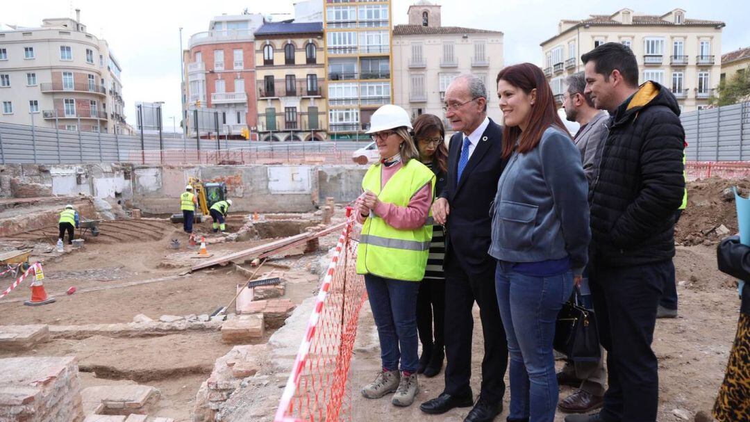 Las autoridades durante una visita a los restos arqueológicos 