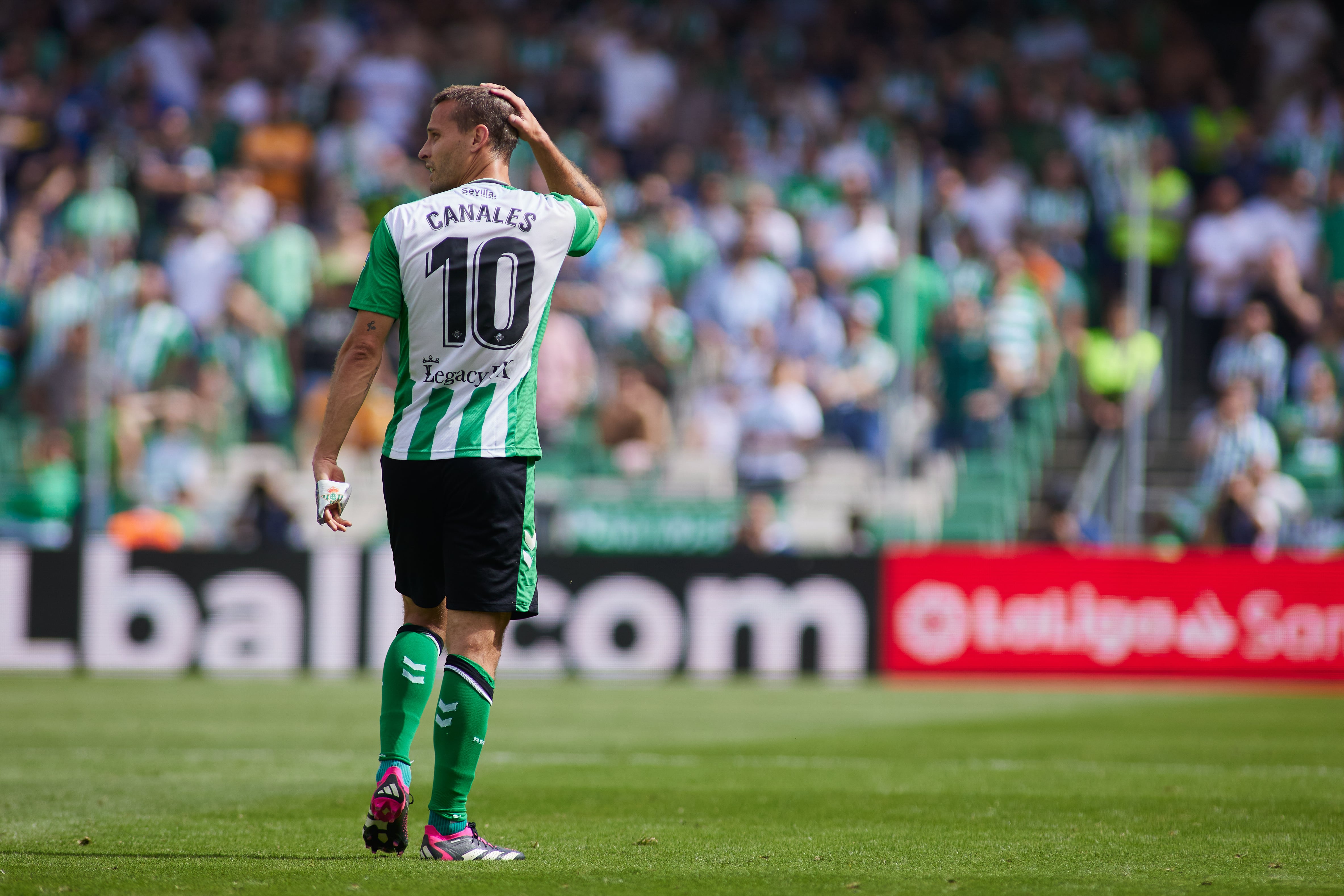 Sergio Canales durante un partido contra el Cádiz de LaLiga en el Benito Villamarín