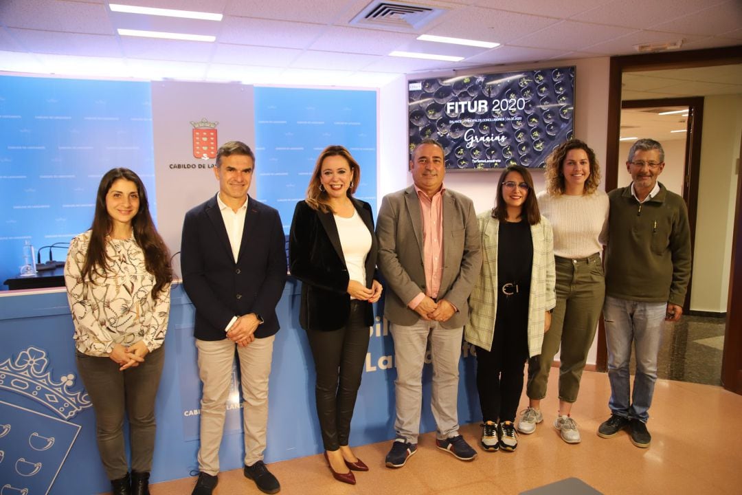 La presidenta del Cabildo de Lanzarote, María Dolores Corujo, el consejero de Promoción Turística, Ángel Vázquez, y el consejero delegado de la SPEL, Hector Fernández, junto a miembros de la expedición lanzaroteña que acudió a Fitur 2020.