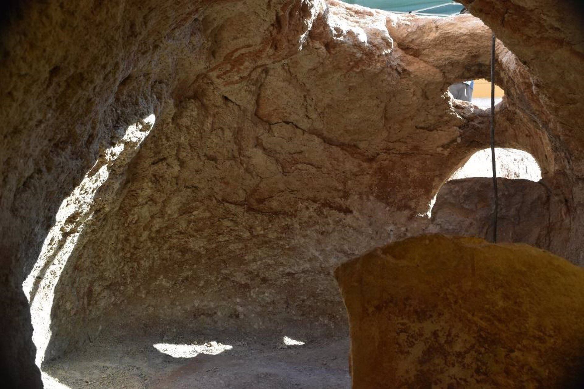 Descubren en Pedrera dos cuevas de 5.000 años de antigüedad con huesos &quot;tintados de rojo&quot; de tres personas.