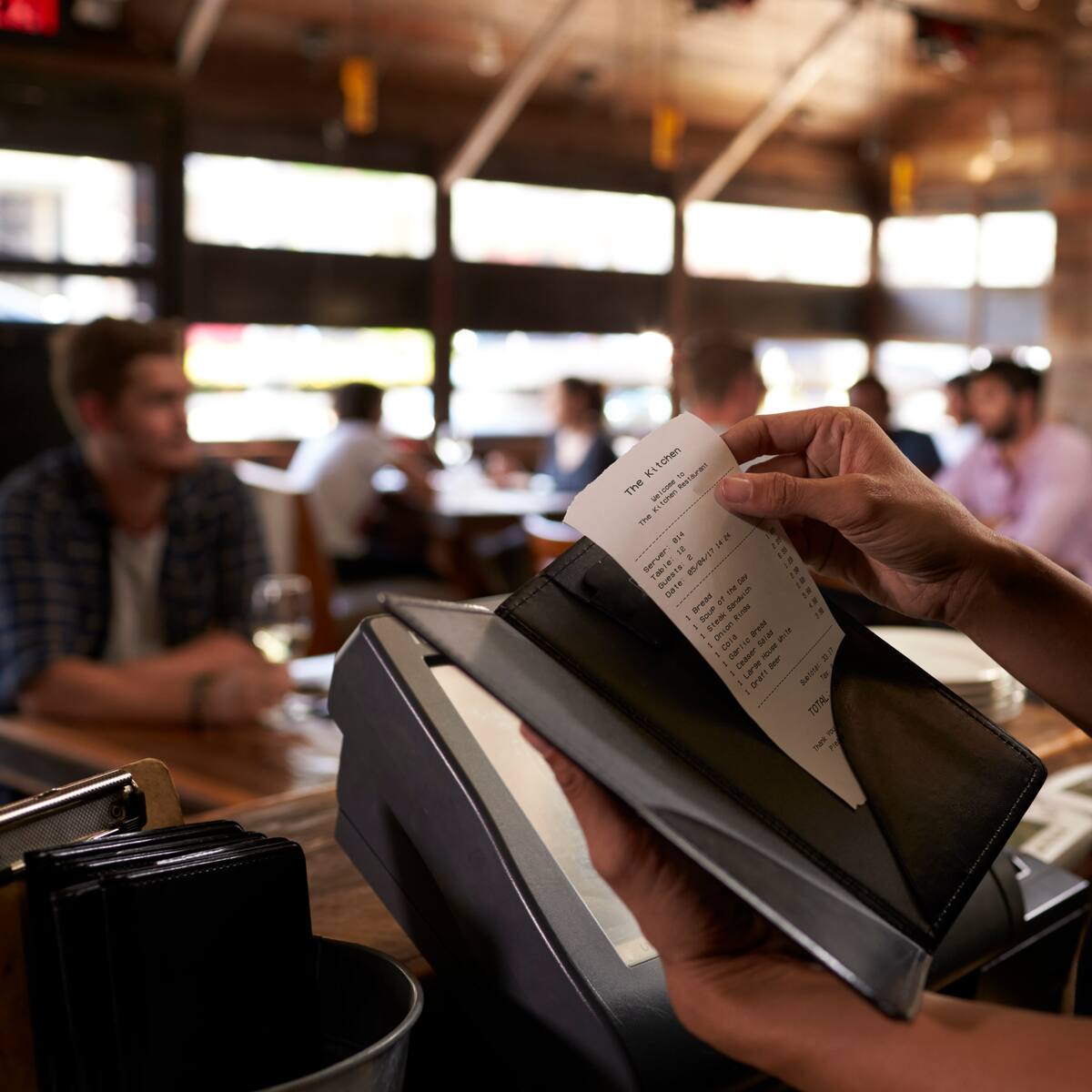 Una cadena de restaurantes se inventa una 'tarifa de marca' para quedarse las propinas antes de que cambie la ley que les obliga a dárselas a los camareros