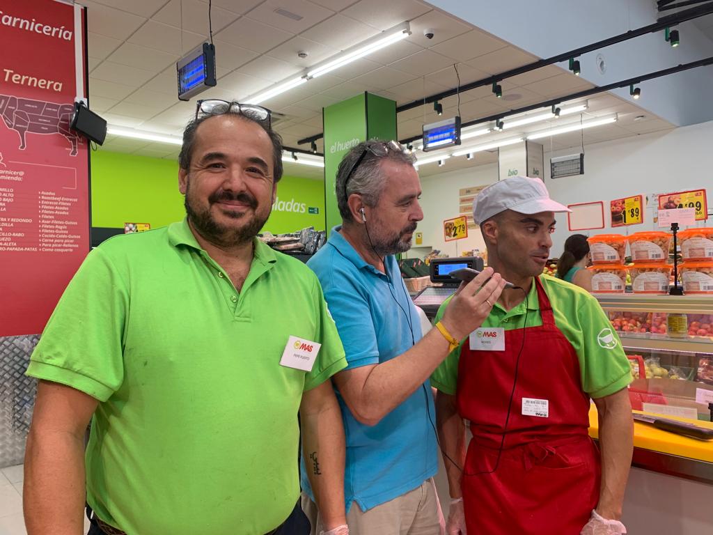 Paco García junto Pepe y Moisés, charcutero y carnicero del supermercado MÁS