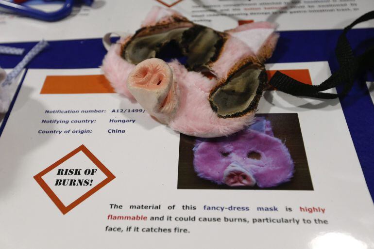 Muestra de un artículo peligroso durante la rueda de prensa  sobre el sistema de alerta rápida europea. 