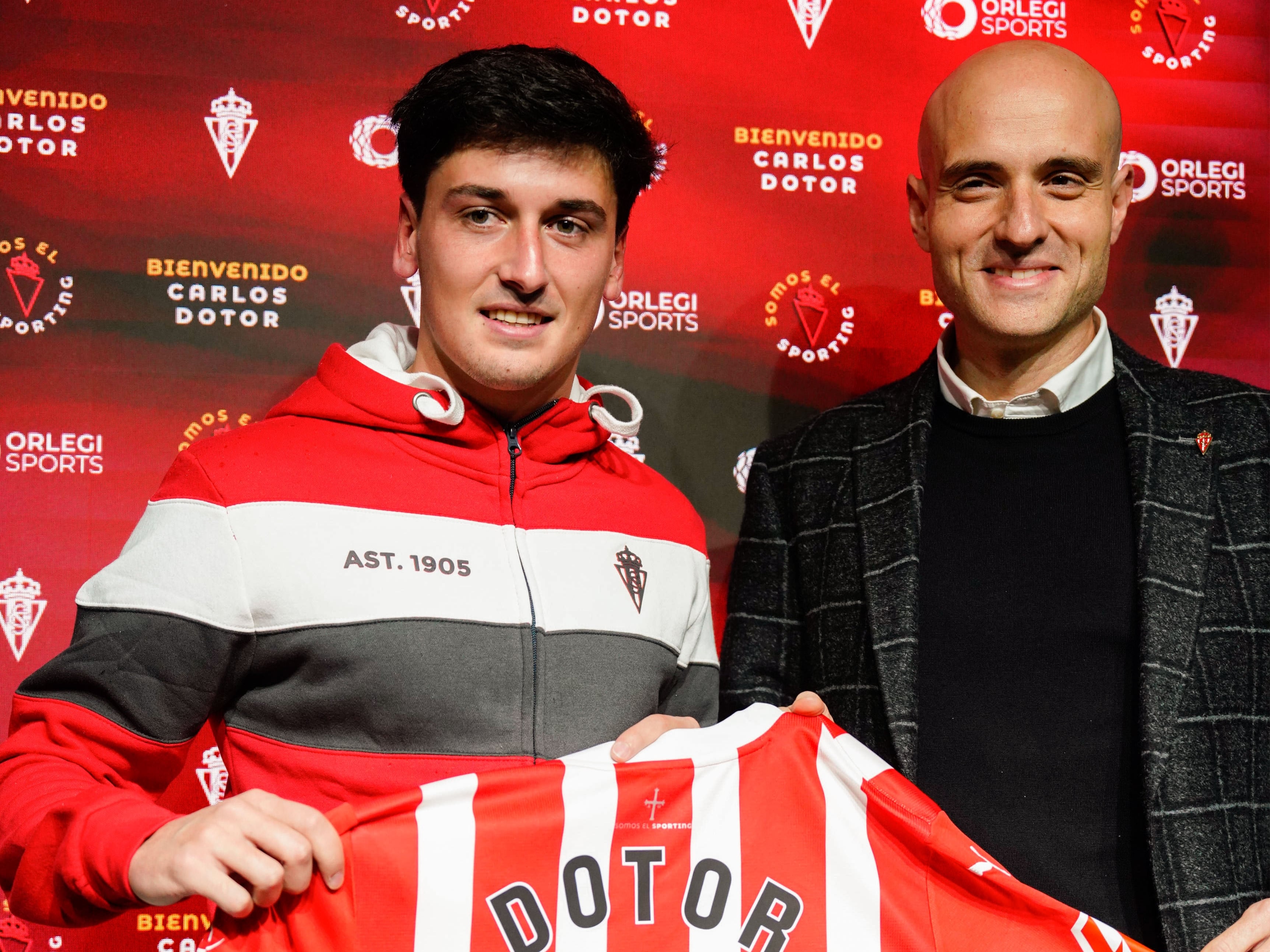 El centrocampista Carlos Dotor y el presidente ejecutivo David Guerra en la presentación del primero como jugador del Sporting.