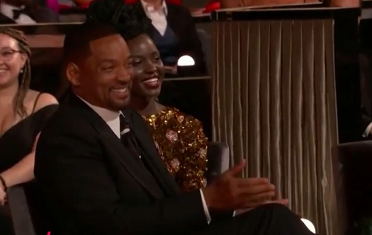 Will Smith se ríe del chiste Chris Rock hacia su mujer.