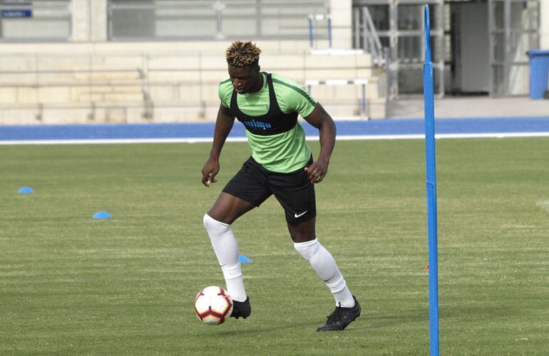Sekou Gassama entrenando en el Anexo.