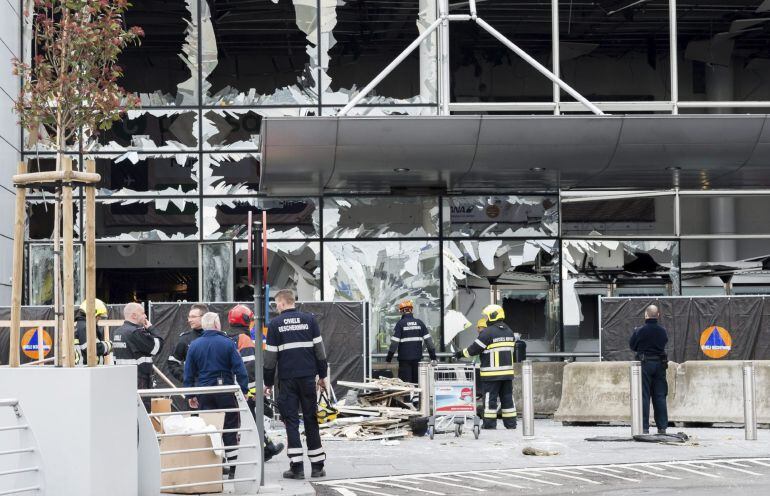 Miembros de la policía y de los servicios especiales trabajan en el lugar donde se produjo el primer atentado en el aeropuerto de Zaventemen 