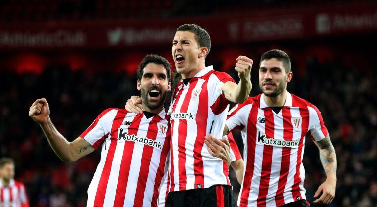 El centrocampista del Athletic de Bilbao, Óscar de Marcos (c), celebra el gol del empate anotado ante el Valencia, junto con el mediapunta Raúl García (i), durante el partido correspondiente a la vigésimo sexta jornada de la Liga Santander disputado hoy e