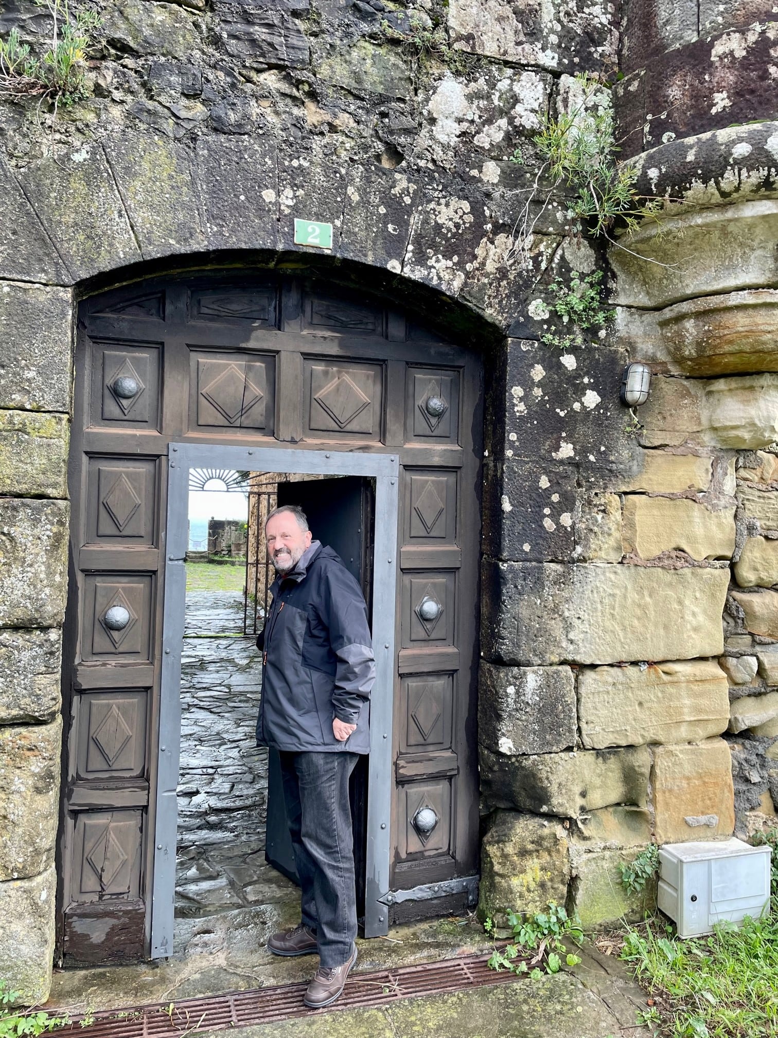 El alcalde de Hondarribia abriendo de manera simbólica la puerta del Castillo de San Telmo.