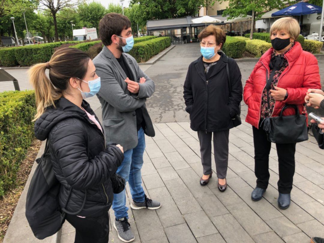 El delegado de Bienestar Social, David Nuño, la dinamizadora, Irati Alzuri, las portavoces de la Asociación Belaskoena Carmen Barreiro y Maria Pilar