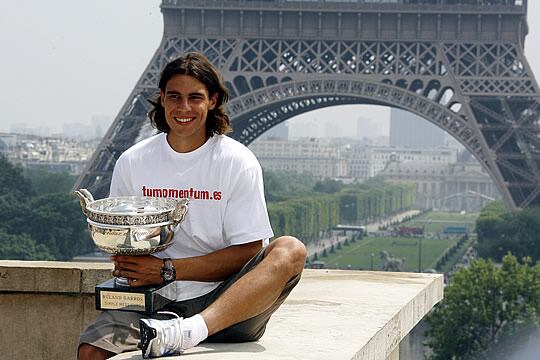 CON LA COPA. Nadal posa con su tercer trofeo de vencedor de Roland Garros con la Torre Eiffel al fondo.