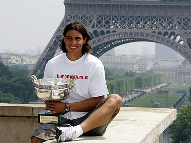 CON LA COPA. Nadal posa con su tercer trofeo de vencedor de Roland Garros con la Torre Eiffel al fondo.