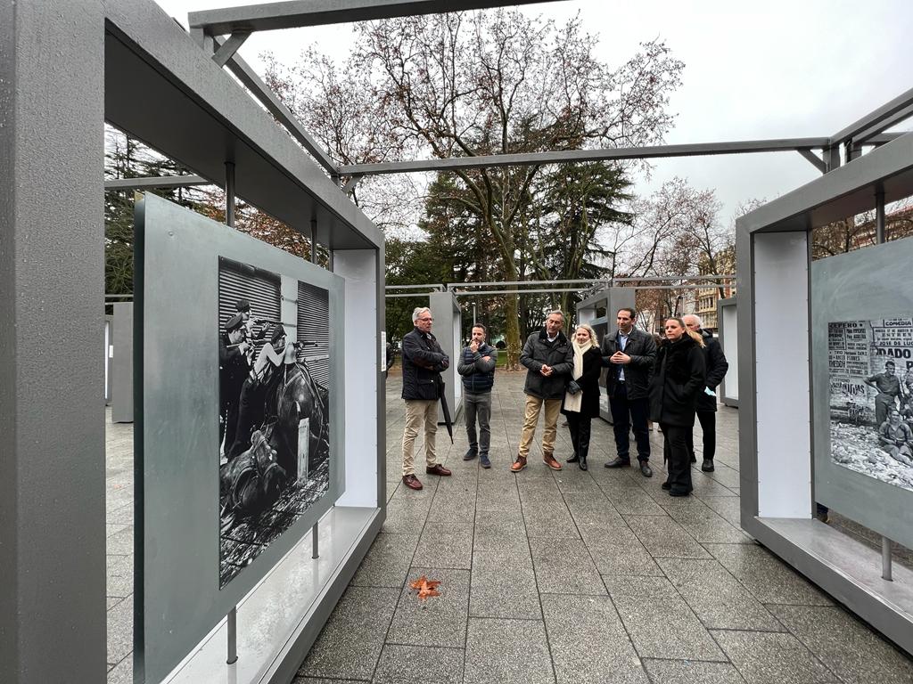 Una mirada a la historia de la fotografía en España de los últimos 80 años reúne a 50 fotógrafos en el Paseo del Salón de Isabel II