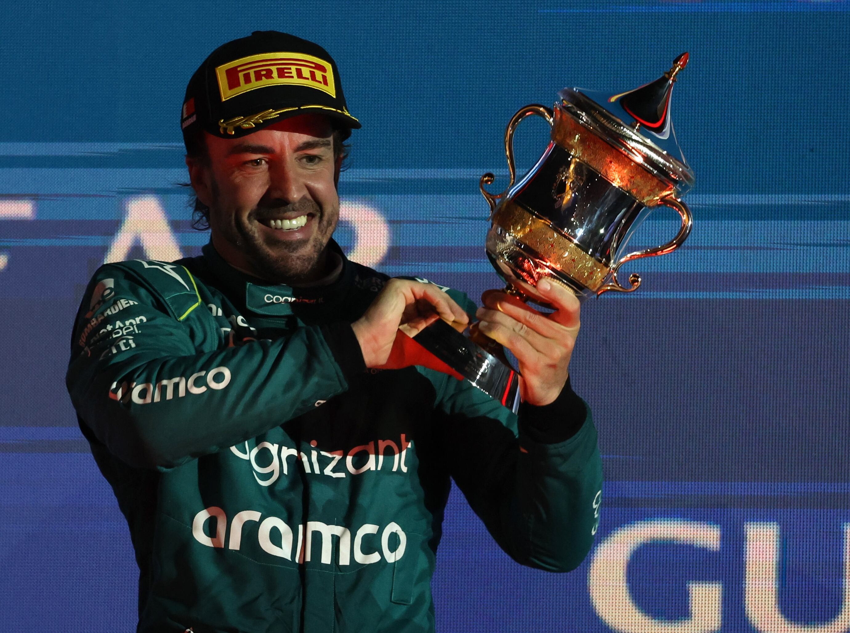 Fernando Alonso celebra su podio en el Gran Premio de Bahrein en su debut con Aston Martin este domingo