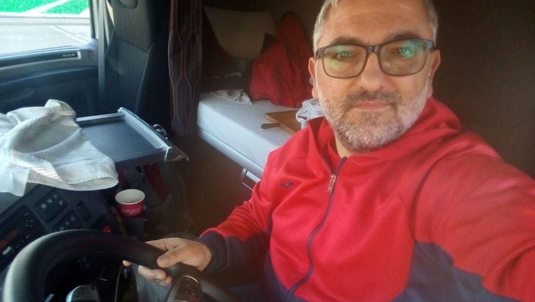 Emilio en el interior de su camión