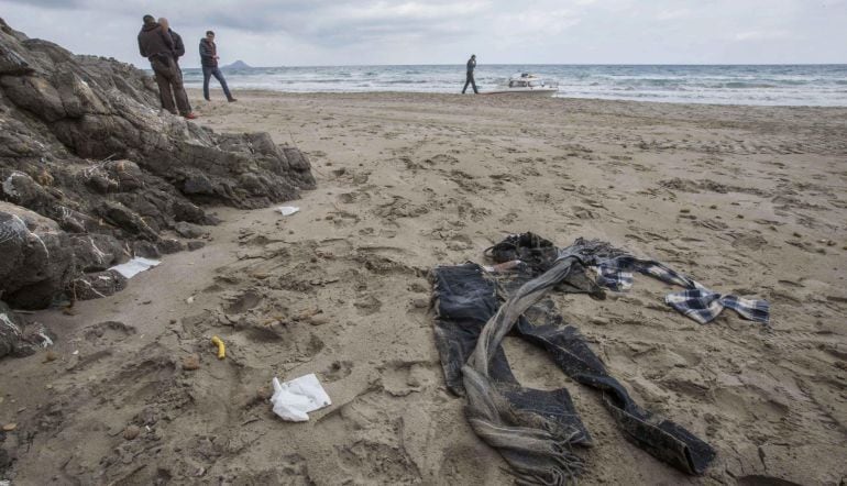 GRA113. LA MANGA (MURCIA), 20/12/2014.- Detalle de la ropa de varios de los inmigrantes que han llegado hoy a una playa de La Manga, en dos pateras, procedentes de Argelia. EFE/Marcial Guillén