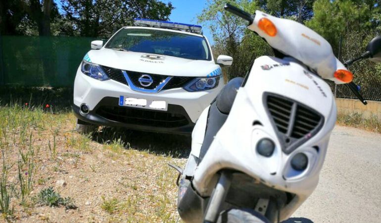La Policía Local retiró una moto cuyo conductor circulaba con el permiso y la ITV caducadas, sin casco y sin seguro