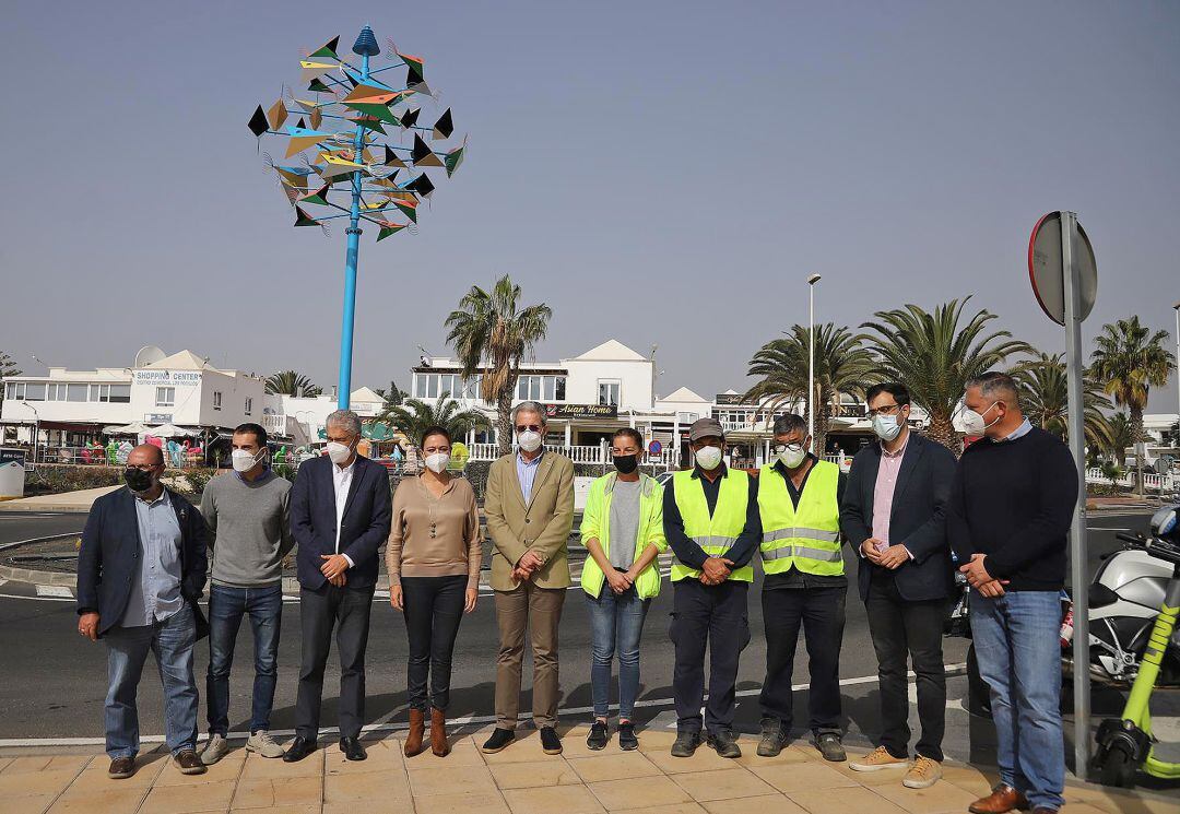 Autoridades insulares y municipales junto a los operarios encargados de la restauración de &quot;El Robalo&quot;, a su espalda.