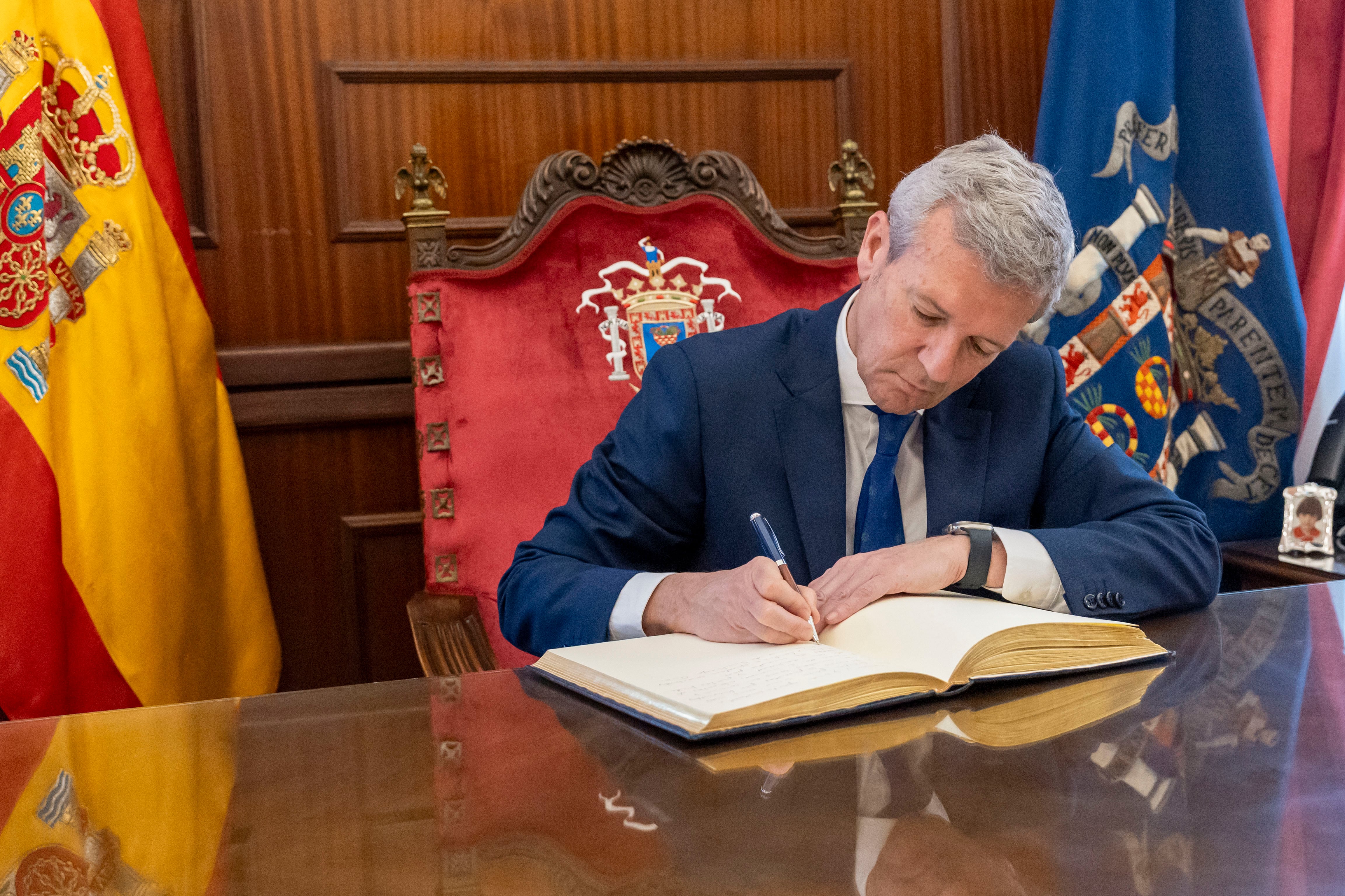 El presidente de la Xunta de Galicia, Alfonso Rueda en el despacho de Presidencia del Palacio de la Asamblea