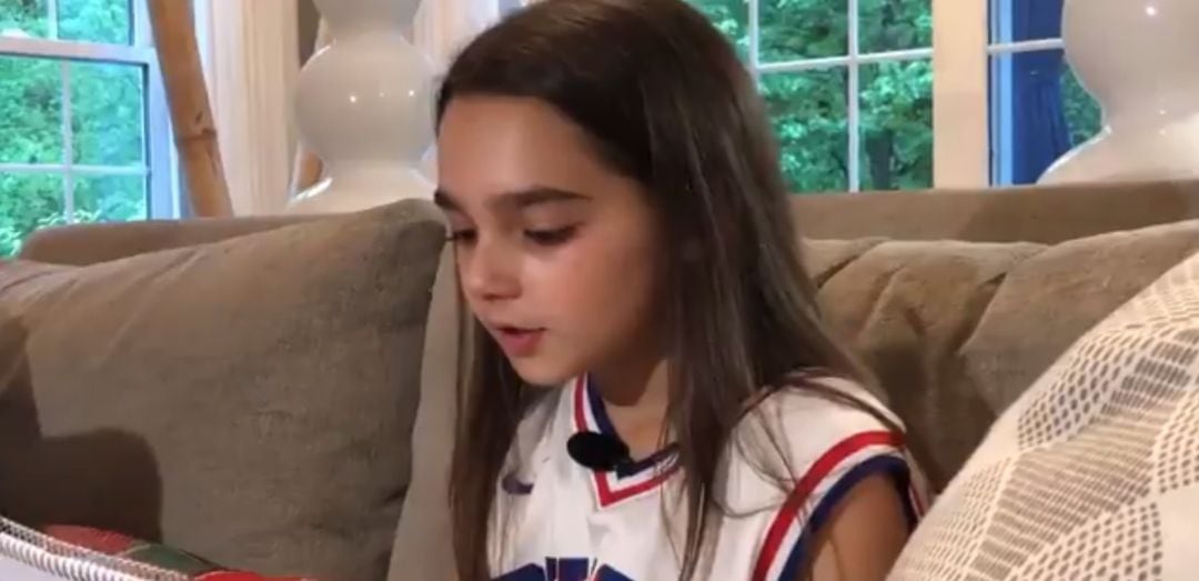 Olivia Ajamoos lee la carta que le escribió a Joel Embiid