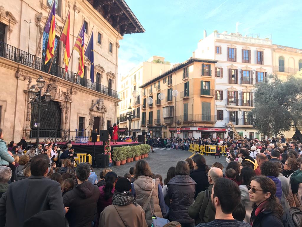 Los niños entregan su carta de Reyes a los pajes reales.