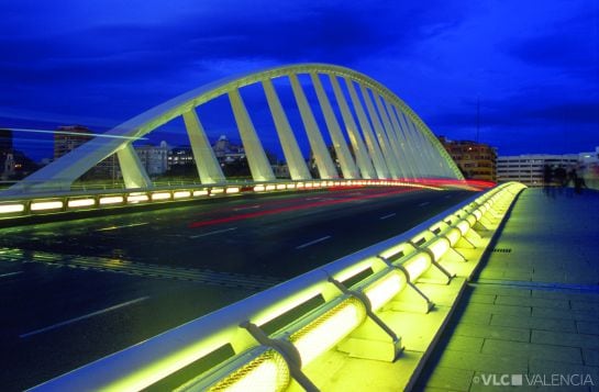 Vista nocturna del Puente de la Exposición sobre el antiguo cauce del río Turia, Valencia