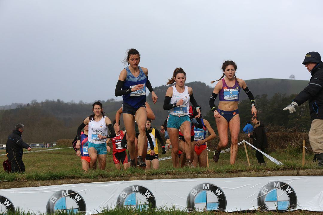 Irene Sánchez, ganadora femenina, en pleno esfuerzo en un duro cross de San Sebastián