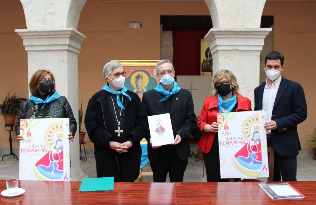 De izquierda a derecha: Belén Escudero, miembro de la Asociación Virgen de El Henar; César Franco, Obispo de Segovia; Carlos García, rector del Santuario; Sonia Martín, ilustradora y Daniel Martín, periodista