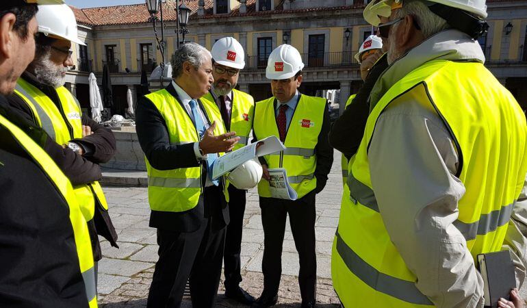 El director general de Administración Local, Ignacio Merino y el alcalde de Brunete, Borja Gutiérrez visitando las obras de rehabilitación de la Plaza Mayor de Brunete