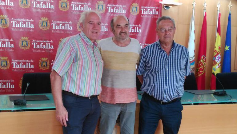 Juan Antonio Cabrero (pte.Peña Sport), Fermín Balentzia y Ángel Velasco (vicepte. asamblea local de Cruz Roja)