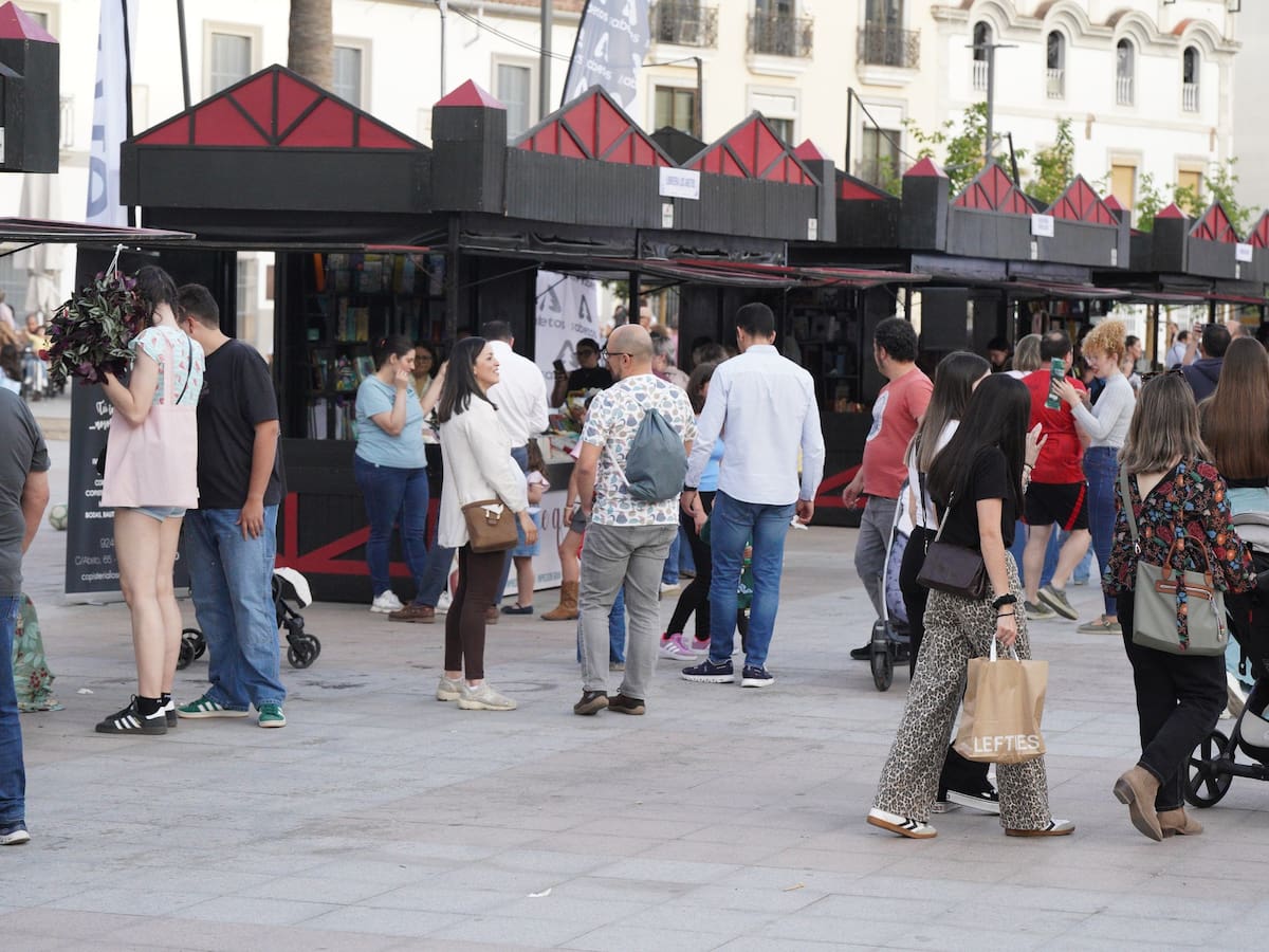 Don Benito apuesta por la cultura y el comercio en su Feria del Libro y de las Flores