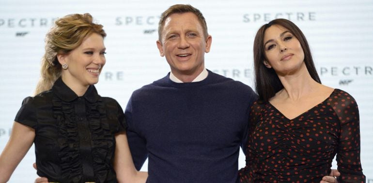 Los protagonistas de la película durante el acto de presentación de su última entrega (Lea Seydoux, Daniel Craig y Monica Bellucci)