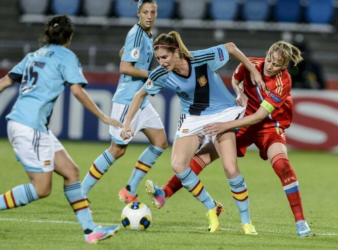 La jugadora de Rusia Ksenia Tsybutovich disputa el balón con Adriana de España este jueves 18 de julio de 2013, durante un partido del grupo C de la Eurocopa 2013 realizado en Linkoping (Suecia).