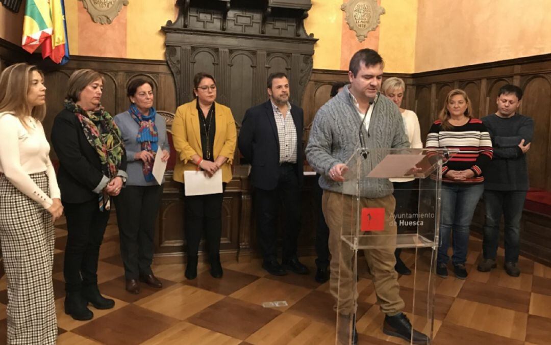 Antonio Laborda, portavoz de Vox, era el encargado de leer la primera parte del manifiesto