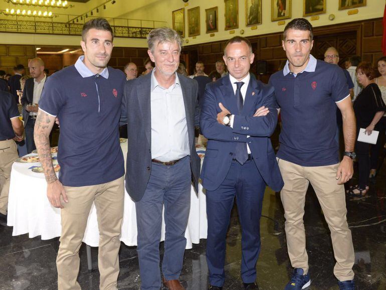 Pedro Santisteve y Christian Lapetra junto a los futbolistas zaragozanos Cani y Zapater