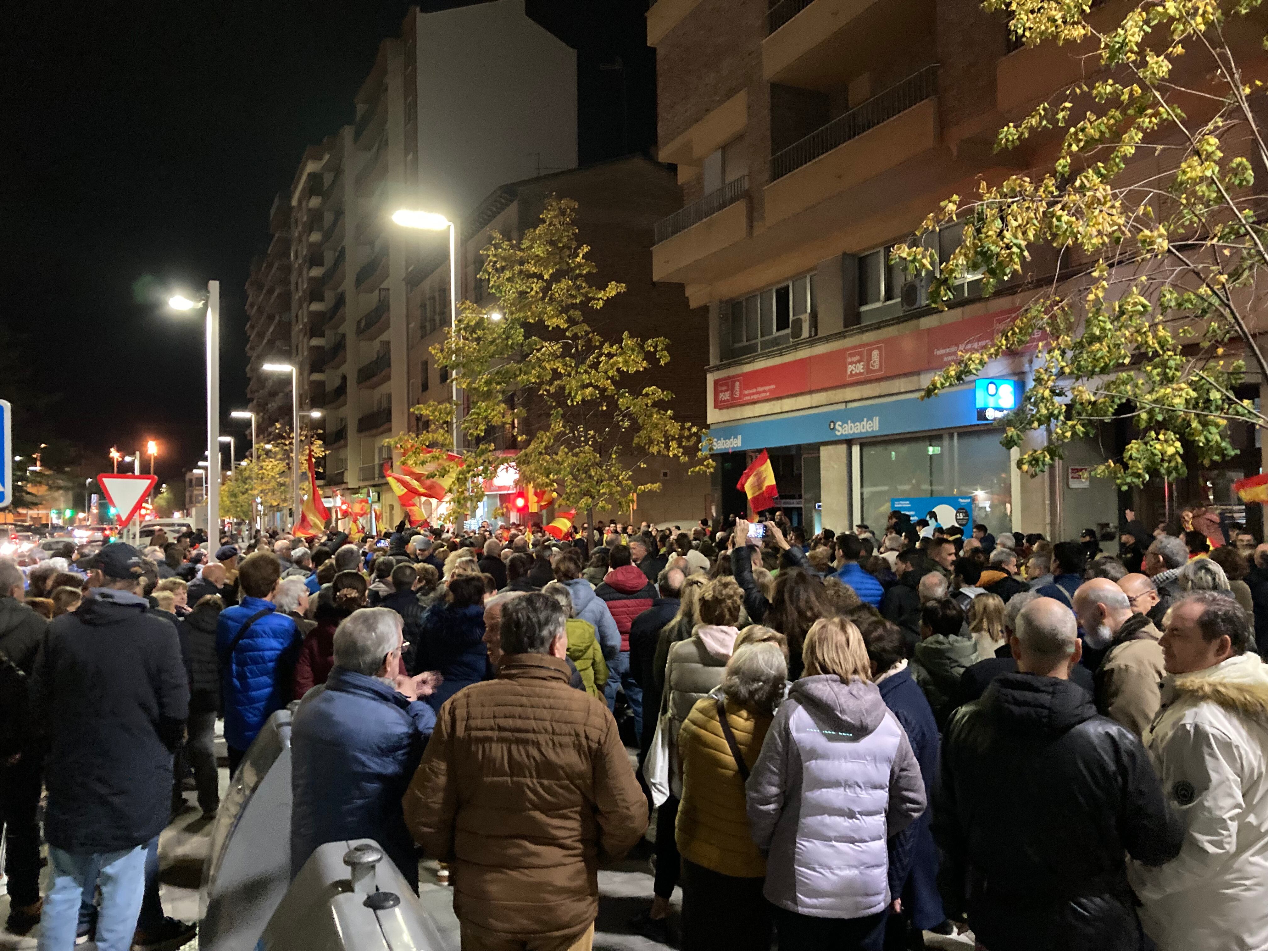 Concentración ante la sede del PSOE en Huesca