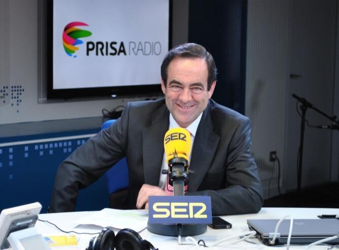 José Bono en los estudios de la Cadena SER