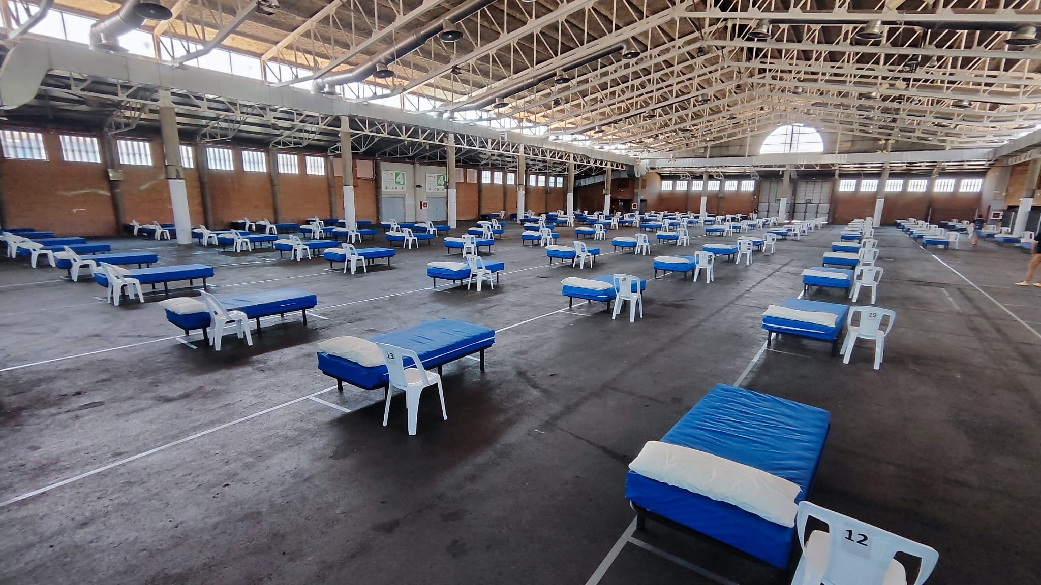 Al pavelló 3 de Fira de Lleida s'hi han habilitat 122 llits. A més, hi ha 99 places d'habitatge pels qui tinguin contracte i busquin allotjament.