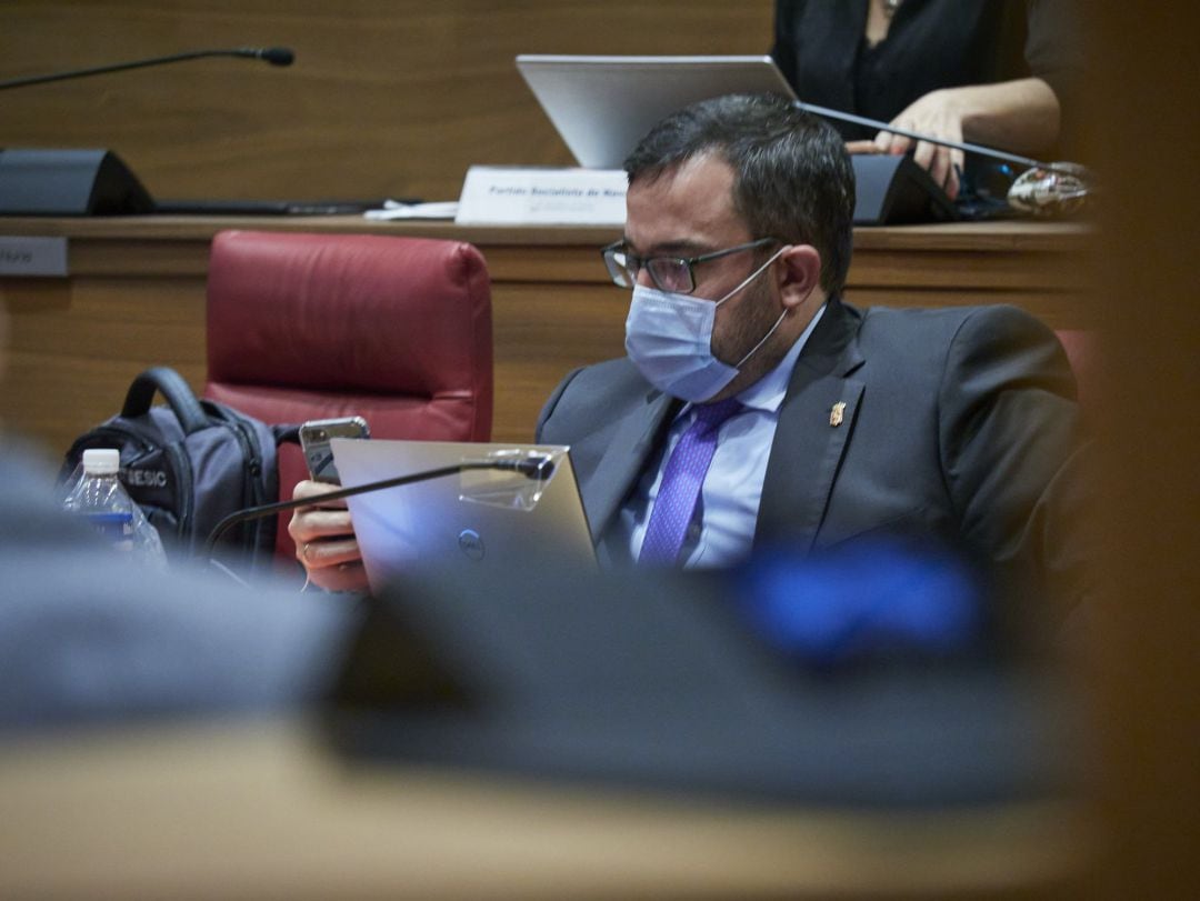 Archivo - El vicepresidente primero del Gobierno de Navarra, Javier Remírez, en el pleno del Parlamento de Navarra el 8 de octubre de 2020.