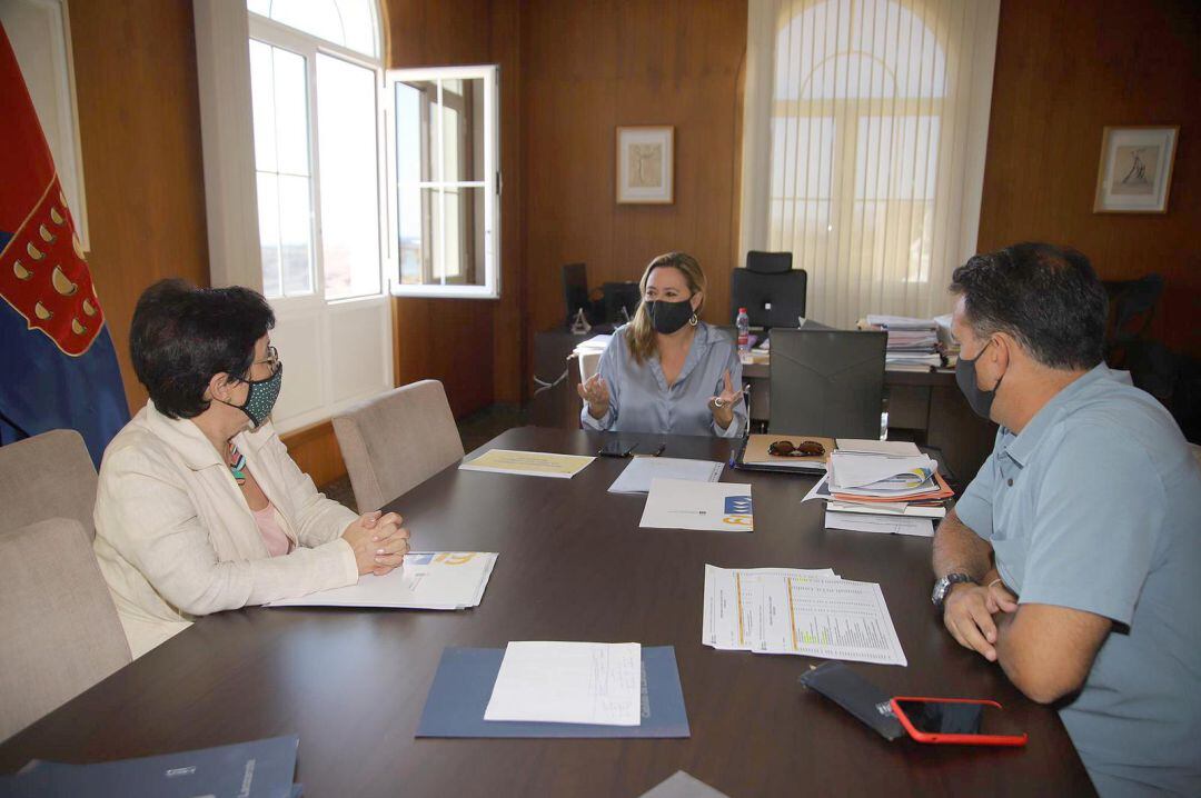 La viceconsejera de Educación del Gobierno de Canarias, María Dolores Rodríguez, en su reunión con la presidenta del Cabildo de Lanzarote, María Dolores Corujo.