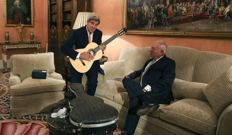 El secretario de estado de Estados Unidos, John Kerry posa con la guitarra que le regaló el ministro español de exteriores, Jose Manuel Garcia-Margallo