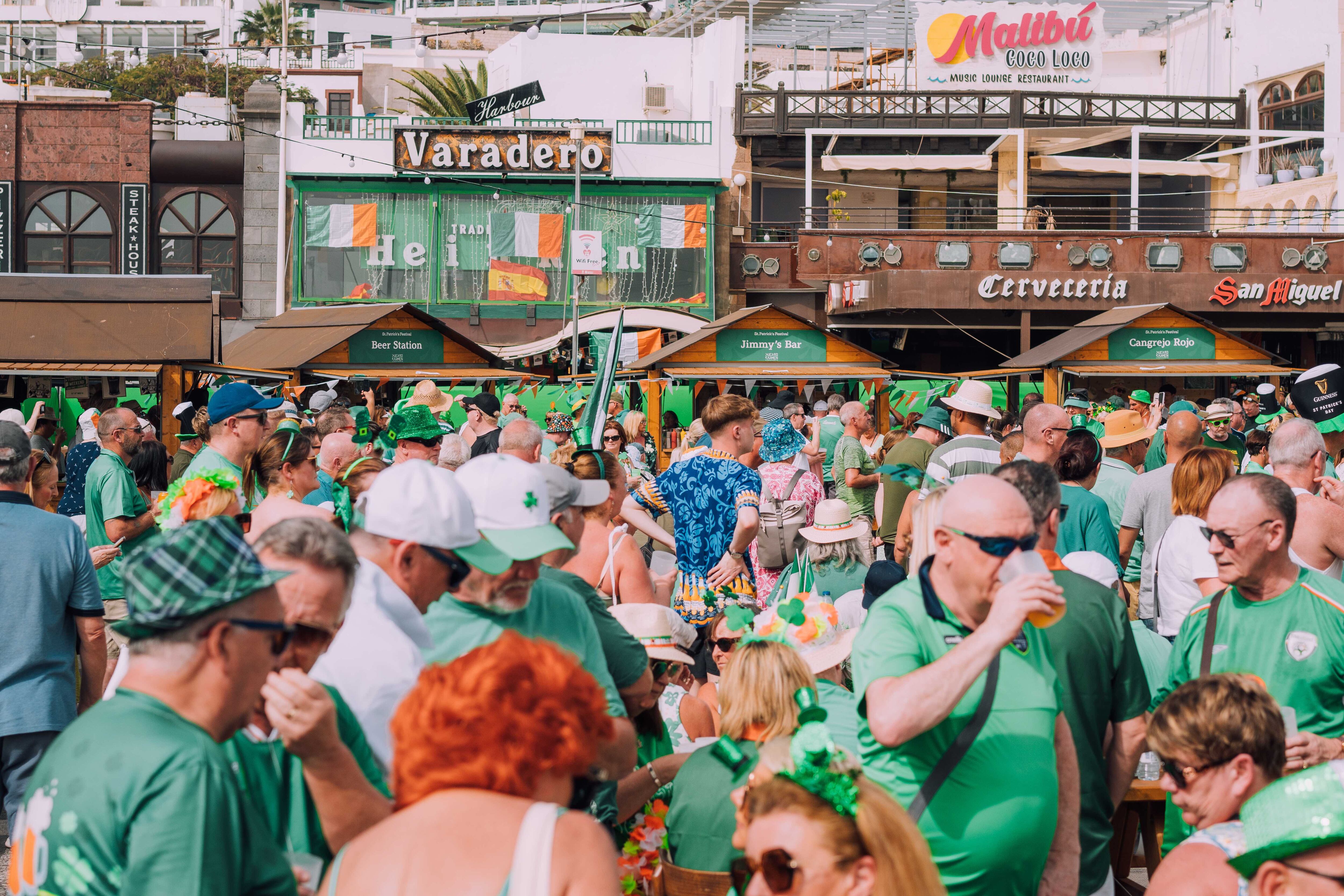 Público asistente al festival de t. Patrick´s Day en Puerto del Carmen, Lanzarote.