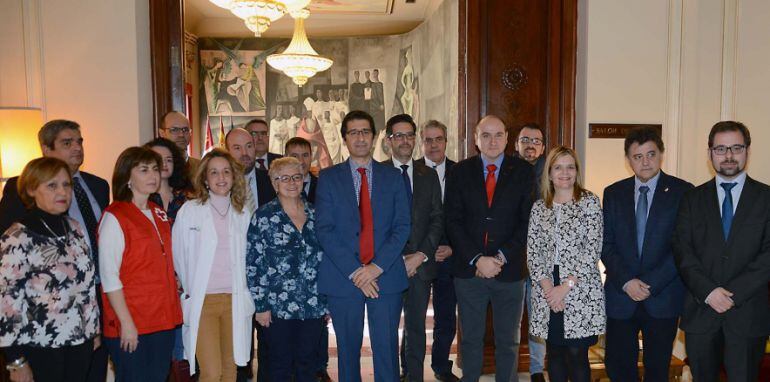 Jose Manuel Caballero, presidente de la Diputación de Ciudad Real y Félix Amaya, director Grupo emisoras de la Cadena SER en la provincia,-en el centro- junto a representantes de la Corporación, Cruz Roja, Hermandad de donantes de sangre y Centro de Trans