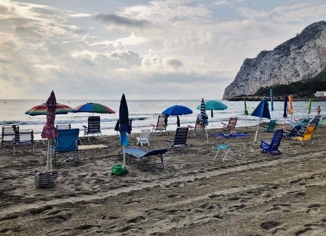 Hamacas y sombrillas en una playa de Calp.